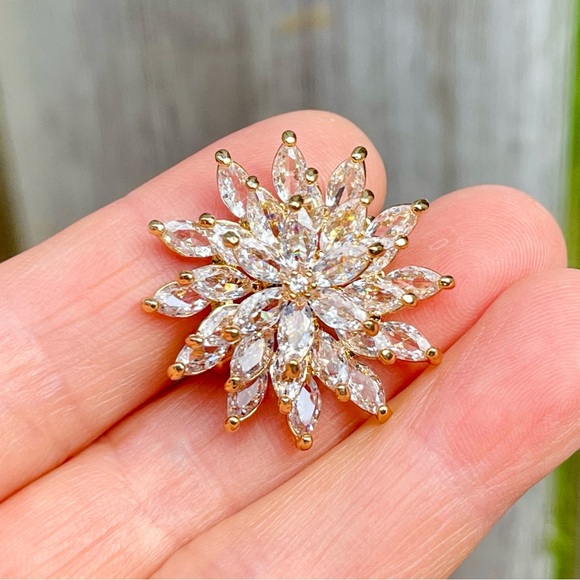 Snowflake Brooch Rotatable Brooch Zircon Snowflake Pin - Picture 3 of 9